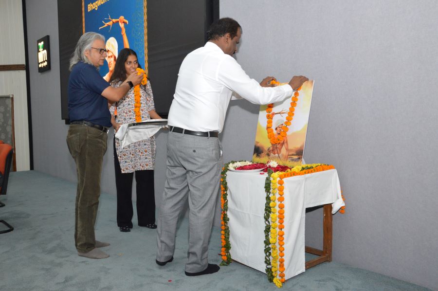 garland on Bhagwan Birsa Munda Photo