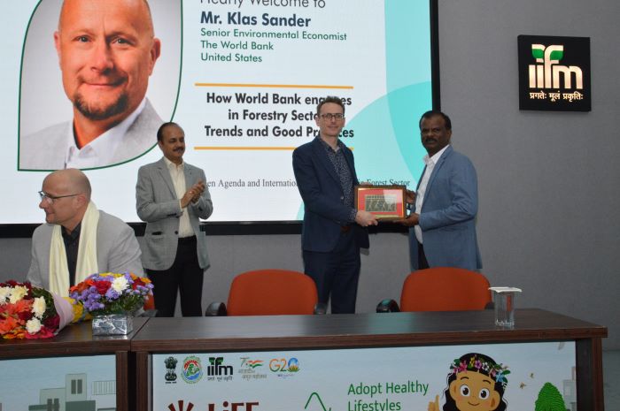 Guest Recieving the Memento