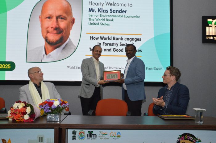 Mementa Prsentation to dignitories